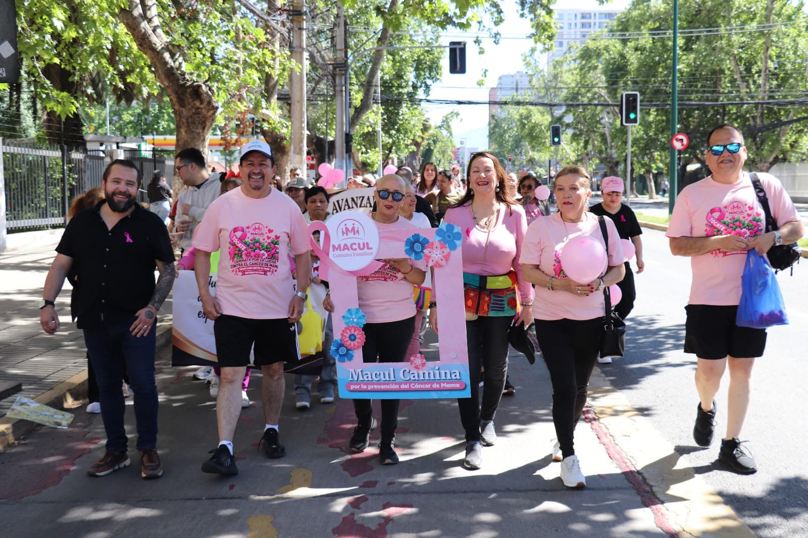 Macul se tiñó de rosa en multitudinaria caminata por la prevención del cáncer de mama