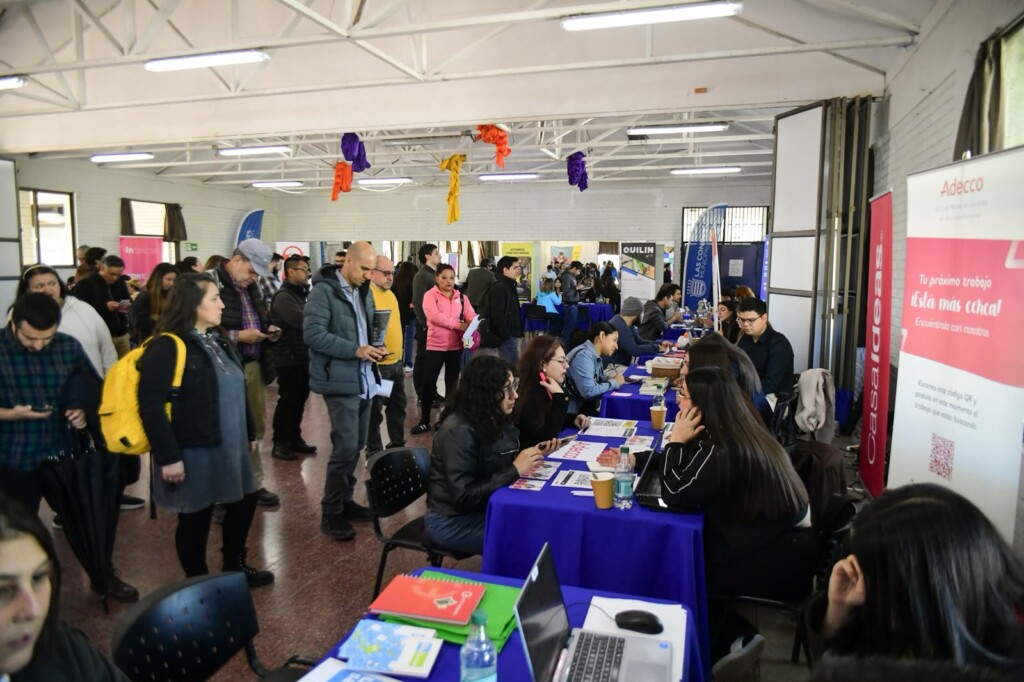 Con la participación de 15 empresas y una oferta de 1.200 vacantes, Las Condes realizó su segunda Feria Laboral