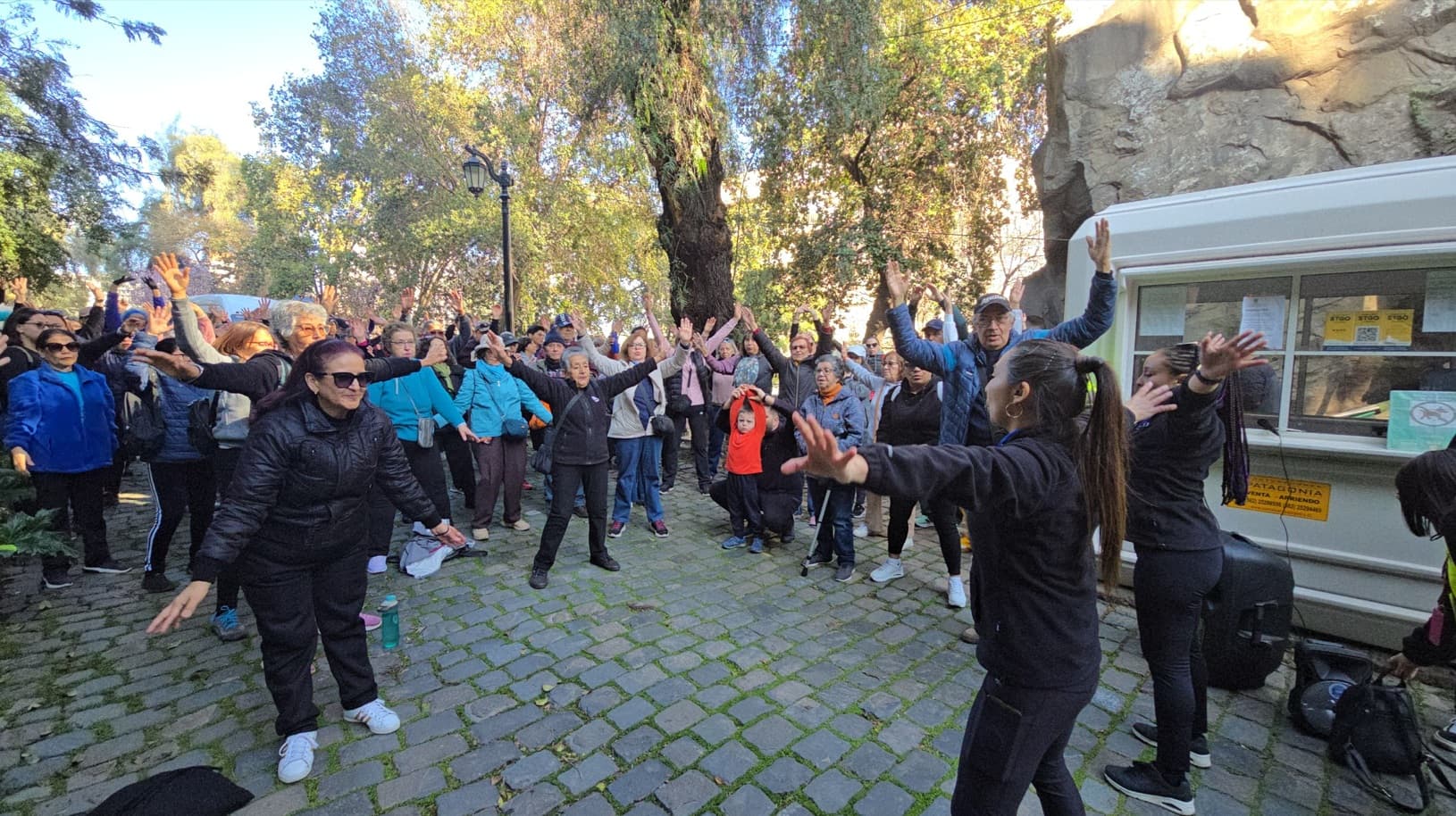 Conmemoran el Día Mundial de la Alimentación con caminata saludable por el Cerro Santa Lucía