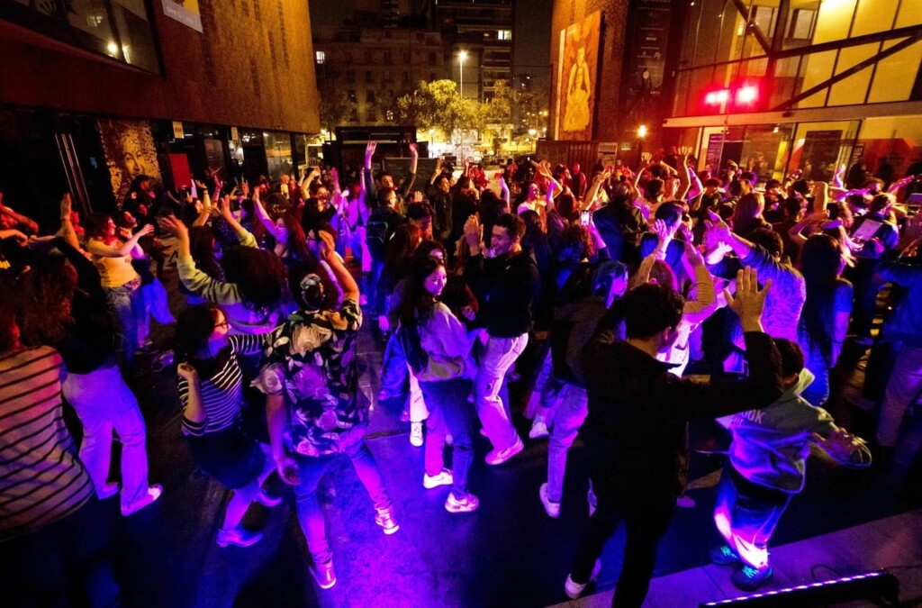 GAM convierte su plaza en una gran pista de baile